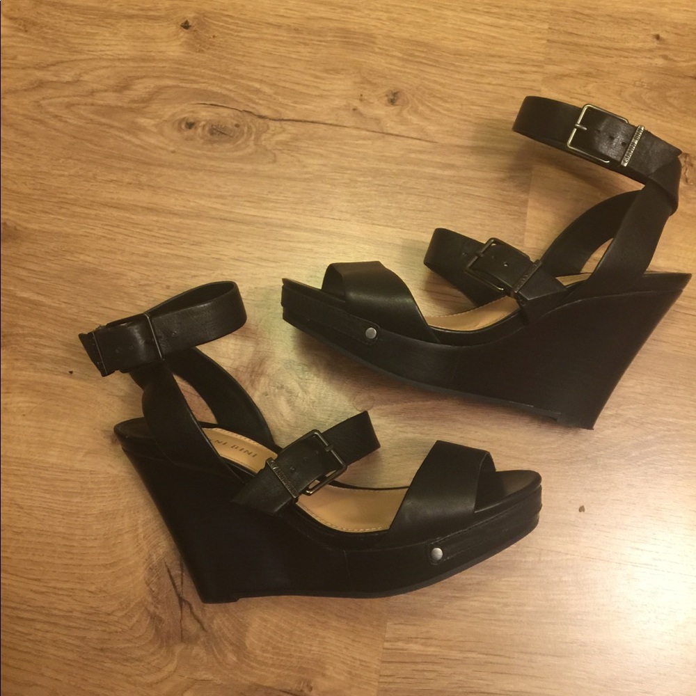 Gianni Bini Black Wedge Platform Heel / Sz 9
